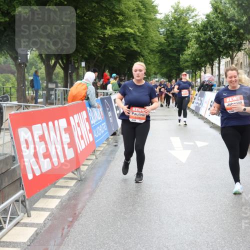 14.06.2026 - REWE Women's Run Strokosch-Dieckow http://msf.ph/oto/9762416 14.06.2026 11:13:19 Ziel 5299, 5300, 5426 meine-sportfotos.de