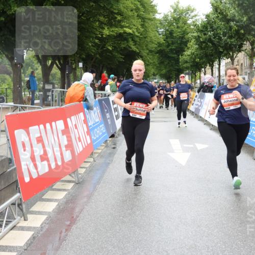 14.06.2026 - REWE Women's Run Strokosch-Dieckow http://msf.ph/oto/9762427 14.06.2026 11:13:19 Ziel 5299, 5300, 5426 meine-sportfotos.de