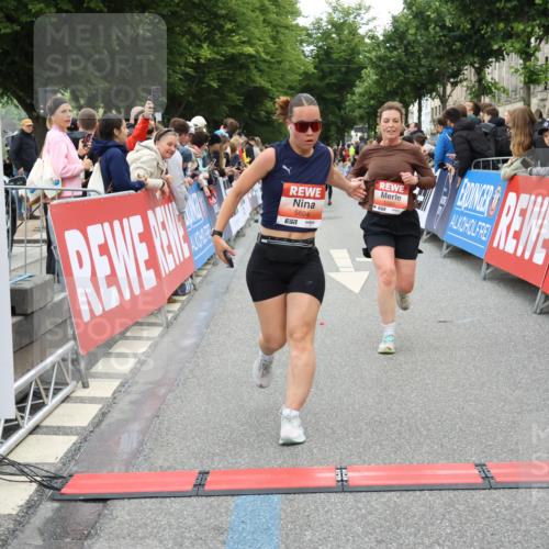 14.06.2026 - REWE Women's Run Strokosch-Dieckow http://msf.ph/oto/9762429 14.06.2026 10:58:14 Ziel 5047, 5505, 5581, 5604, 5661, 5679, 5686, 5729 meine-sportfotos.de