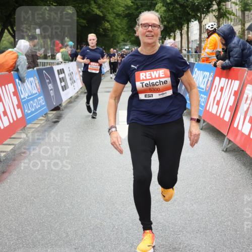 14.06.2026 - REWE Women's Run Strokosch-Dieckow http://msf.ph/oto/9762439 14.06.2026 11:13:17 Ziel 5299, 5300, 5426 meine-sportfotos.de