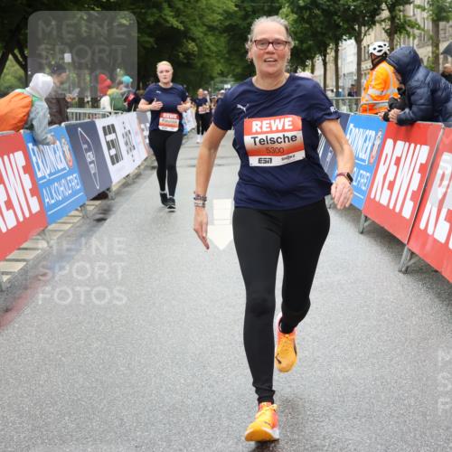 14.06.2026 - REWE Women's Run Strokosch-Dieckow http://msf.ph/oto/9762450 14.06.2026 11:13:17 Ziel 5299, 5300, 5426 meine-sportfotos.de