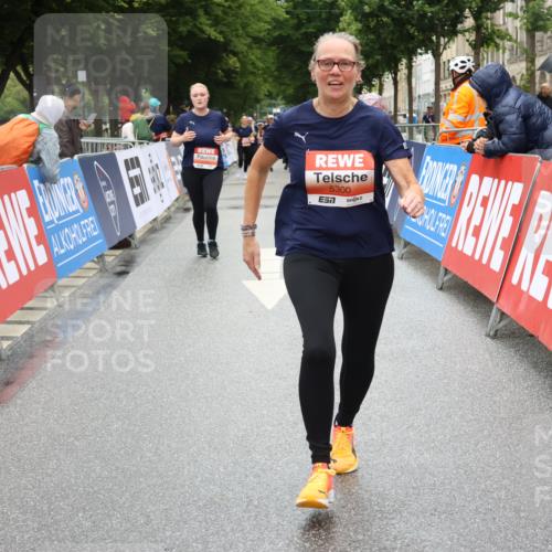 14.06.2026 - REWE Women's Run Strokosch-Dieckow http://msf.ph/oto/9762460 14.06.2026 11:13:17 Ziel 5299, 5300, 5426 meine-sportfotos.de