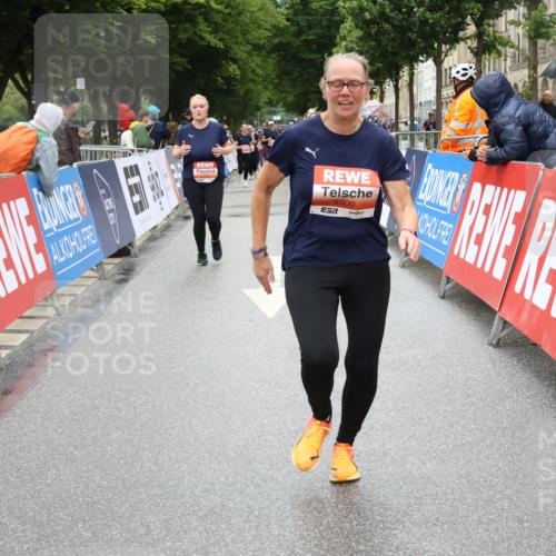 14.06.2026 - REWE Women's Run Strokosch-Dieckow http://msf.ph/oto/9762471 14.06.2026 11:13:17 Ziel 5299, 5300, 5426 meine-sportfotos.de
