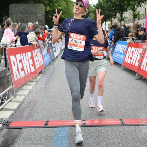 14.06.2026 - REWE Women's Run Strokosch-Dieckow http://msf.ph/oto/9762476 14.06.2026 10:58:11 Ziel 5047, 5505, 5581, 5604, 5661, 5686, 5729 meine-sportfotos.de
