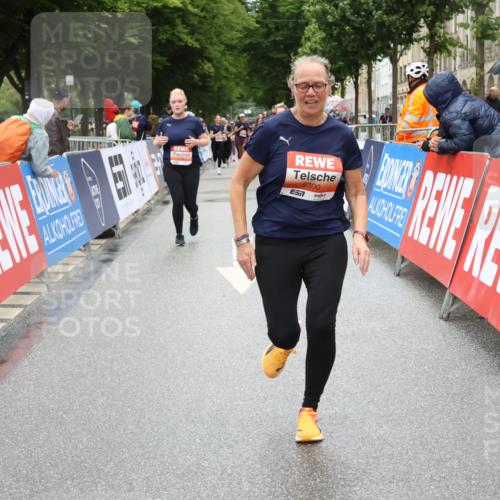 14.06.2026 - REWE Women's Run Strokosch-Dieckow http://msf.ph/oto/9762482 14.06.2026 11:13:17 Ziel 5299, 5300, 5426 meine-sportfotos.de