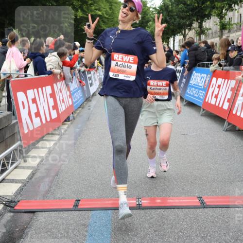 14.06.2026 - REWE Women's Run Strokosch-Dieckow http://msf.ph/oto/9762494 14.06.2026 10:58:11 Ziel 5047, 5505, 5581, 5604, 5661, 5686, 5729 meine-sportfotos.de
