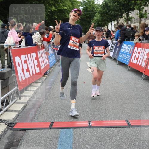 14.06.2026 - REWE Women's Run Strokosch-Dieckow http://msf.ph/oto/9762578 14.06.2026 10:58:11 Ziel 5047, 5505, 5581, 5604, 5661, 5686, 5729 meine-sportfotos.de
