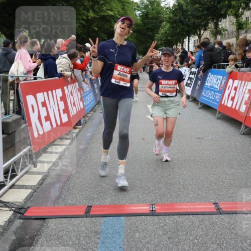 14.06.2026 - REWE Women's Run Strokosch-Dieckow http://msf.ph/oto/9762594 14.06.2026 10:58:11 Ziel 5047, 5505, 5581, 5604, 5661, 5686, 5729 meine-sportfotos.de