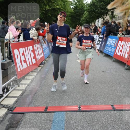 14.06.2026 - REWE Women's Run Strokosch-Dieckow http://msf.ph/oto/9762613 14.06.2026 10:58:11 Ziel 5047, 5505, 5581, 5604, 5661, 5686, 5729 meine-sportfotos.de
