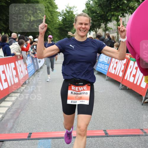 14.06.2026 - REWE Women's Run Strokosch-Dieckow http://msf.ph/oto/9762673 14.06.2026 10:58:09 Ziel 5047, 5132, 5581, 5661, 5686, 5729 meine-sportfotos.de