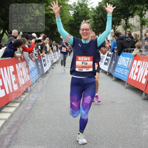 14.06.2026 - REWE Women's Run Strokosch-Dieckow http://msf.ph/oto/9762815 14.06.2026 10:58:08 Ziel 5047, 5132, 5581, 5661, 5686, 5729 meine-sportfotos.de