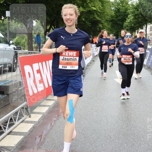 14.06.2026 - REWE Women's Run Strokosch-Dieckow http://msf.ph/oto/9762832 14.06.2026 11:12:42 Ziel 5009, 5088, 5089, 5090, 5097, 5100, 5105, 5191, 5302, 5555, 5612, 5658, 5671, 5959 meine-sportfotos.de