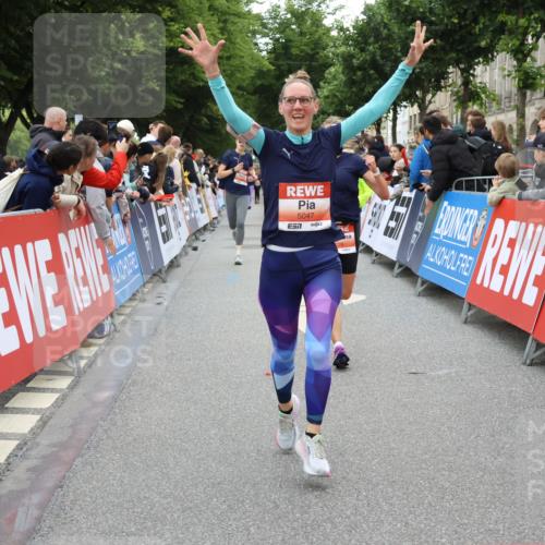 14.06.2026 - REWE Women's Run Strokosch-Dieckow http://msf.ph/oto/9762853 14.06.2026 10:58:08 Ziel 5047, 5132, 5581, 5661, 5686, 5729 meine-sportfotos.de