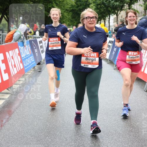 14.06.2026 - REWE Women's Run Strokosch-Dieckow http://msf.ph/oto/9762885 14.06.2026 11:12:41 Ziel 5088, 5089, 5097, 5100, 5105, 5191, 5302, 5555, 5612, 5658, 5671, 5959 meine-sportfotos.de