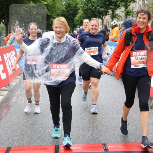 14.06.2026 - REWE Women's Run Strokosch-Dieckow http://msf.ph/oto/9762900 14.06.2026 11:12:36 Ziel 5097, 5105, 5302, 5555, 5658, 5959 meine-sportfotos.de