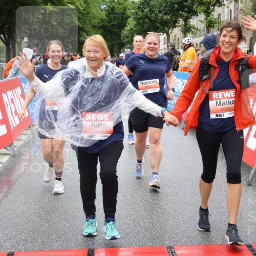 14.06.2026 - REWE Women's Run Strokosch-Dieckow http://msf.ph/oto/9762907 14.06.2026 11:12:36 Ziel 5097, 5105, 5302, 5555, 5658, 5959 meine-sportfotos.de