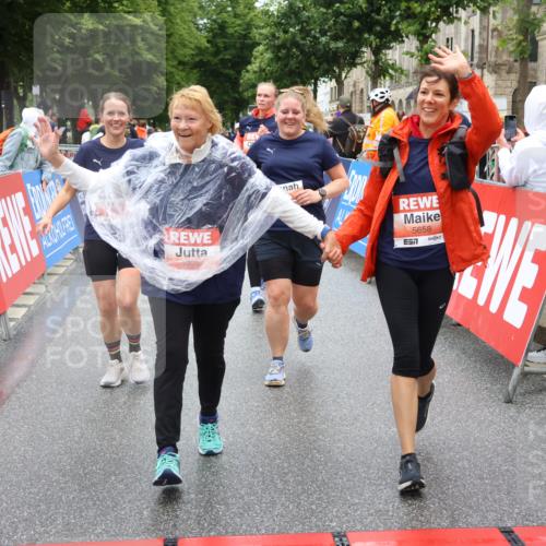 14.06.2026 - REWE Women's Run Strokosch-Dieckow http://msf.ph/oto/9762935 14.06.2026 11:12:36 Ziel 5097, 5105, 5302, 5555, 5658, 5959 meine-sportfotos.de