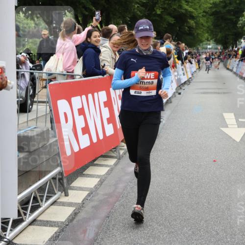 14.06.2026 - REWE Women's Run Strokosch-Dieckow http://msf.ph/oto/9762950 14.06.2026 10:57:52 Ziel 5394, 5598, 5905 meine-sportfotos.de