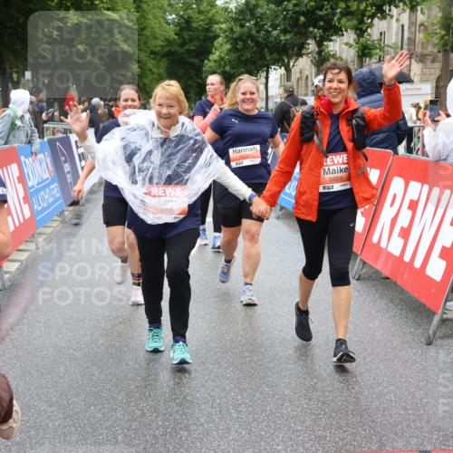 14.06.2026 - REWE Women's Run Strokosch-Dieckow http://msf.ph/oto/9762982 14.06.2026 11:12:36 Ziel 5097, 5105, 5302, 5555, 5658, 5959 meine-sportfotos.de