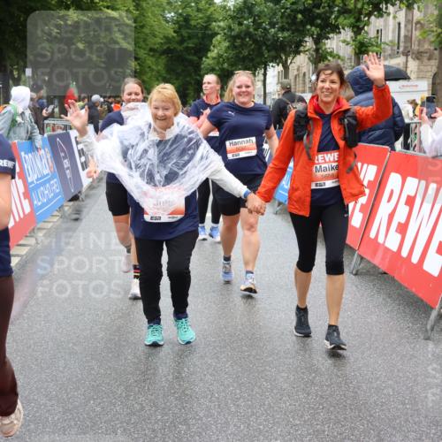 14.06.2026 - REWE Women's Run Strokosch-Dieckow http://msf.ph/oto/9762988 14.06.2026 11:12:35 Ziel 5097, 5105, 5302, 5555, 5658, 5959 meine-sportfotos.de