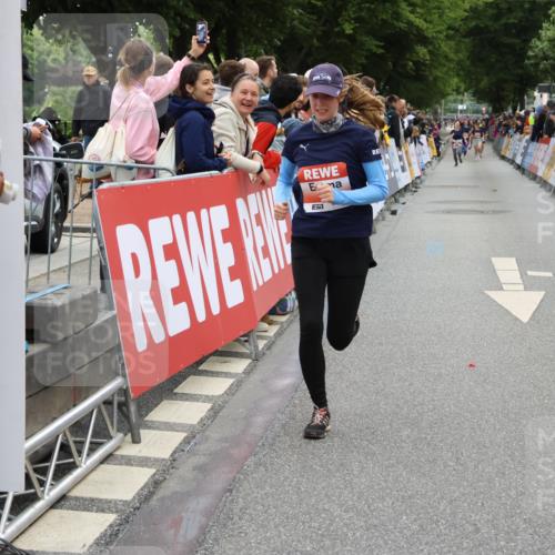 14.06.2026 - REWE Women's Run Strokosch-Dieckow http://msf.ph/oto/9762991 14.06.2026 10:57:51 Ziel 5394, 5396, 5598, 5904, 5905 meine-sportfotos.de