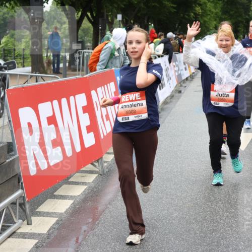 14.06.2026 - REWE Women's Run Strokosch-Dieckow http://msf.ph/oto/9762995 14.06.2026 11:12:35 Ziel 5097, 5105, 5302, 5555, 5658, 5959 meine-sportfotos.de