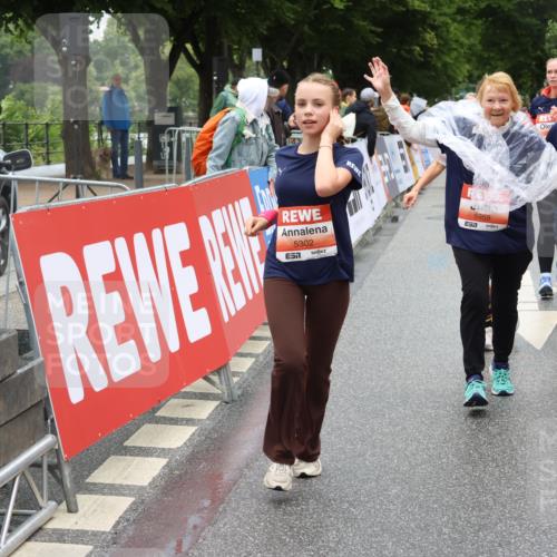 14.06.2026 - REWE Women's Run Strokosch-Dieckow http://msf.ph/oto/9763015 14.06.2026 11:12:34 Ziel 5097, 5105, 5302, 5555, 5658, 5959 meine-sportfotos.de
