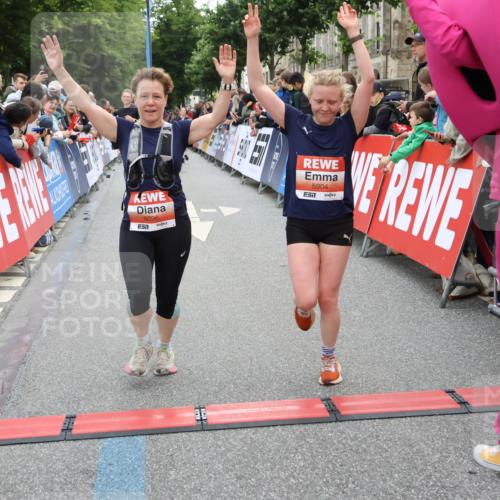 14.06.2026 - REWE Women's Run Strokosch-Dieckow http://msf.ph/oto/9763118 14.06.2026 10:57:43 Ziel 5202, 5255, 5280, 5381, 5396, 5712, 5778, 5904, 5905, 5924 meine-sportfotos.de