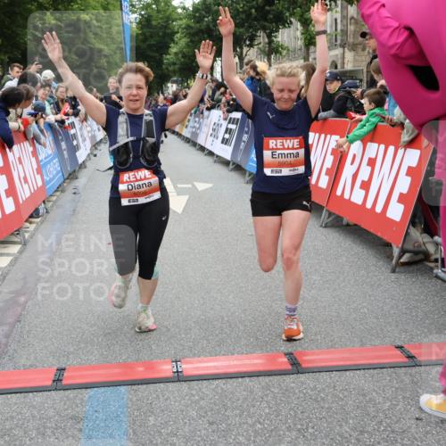 14.06.2026 - REWE Women's Run Strokosch-Dieckow http://msf.ph/oto/9763131 14.06.2026 10:57:43 Ziel 5202, 5255, 5280, 5381, 5396, 5712, 5778, 5904, 5905, 5924 meine-sportfotos.de