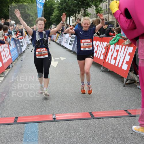 14.06.2026 - REWE Women's Run Strokosch-Dieckow http://msf.ph/oto/9763183 14.06.2026 10:57:43 Ziel 5202, 5255, 5280, 5381, 5396, 5712, 5778, 5904, 5905, 5924 meine-sportfotos.de
