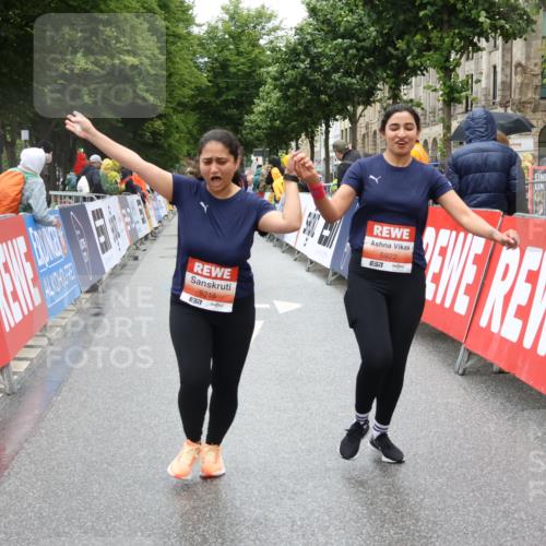14.06.2026 - REWE Women's Run Strokosch-Dieckow http://msf.ph/oto/9763203 14.06.2026 11:12:10 Ziel 5159, 5215, 5265, 5362, 5400, 5401, 5922 meine-sportfotos.de