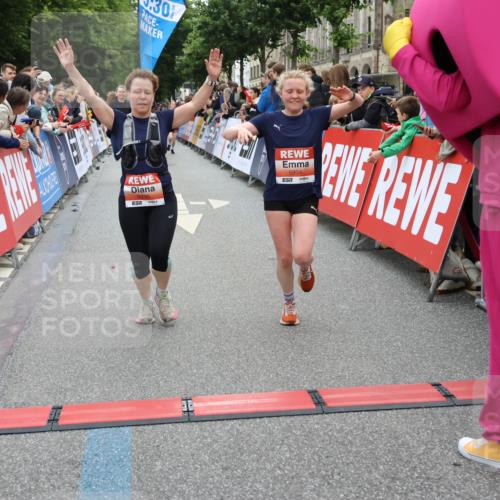 14.06.2026 - REWE Women's Run Strokosch-Dieckow http://msf.ph/oto/9763204 14.06.2026 10:57:43 Ziel 5202, 5255, 5280, 5381, 5396, 5712, 5778, 5904, 5905, 5924 meine-sportfotos.de
