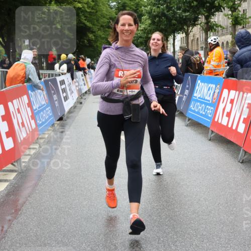 14.06.2026 - REWE Women's Run Strokosch-Dieckow http://msf.ph/oto/9763302 14.06.2026 11:12:08 Ziel 5215, 5265, 5362, 5400, 5401, 5730, 5922 meine-sportfotos.de