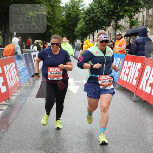 14.06.2026 - REWE Women's Run Strokosch-Dieckow http://msf.ph/oto/9763396 14.06.2026 11:12:01 Ziel 5080, 5081, 5082, 5148, 5265, 5362, 5663, 5730 meine-sportfotos.de