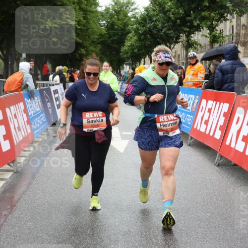 14.06.2026 - REWE Women's Run Strokosch-Dieckow http://msf.ph/oto/9763410 14.06.2026 11:12:01 Ziel 5080, 5081, 5082, 5148, 5265, 5362, 5663, 5730 meine-sportfotos.de