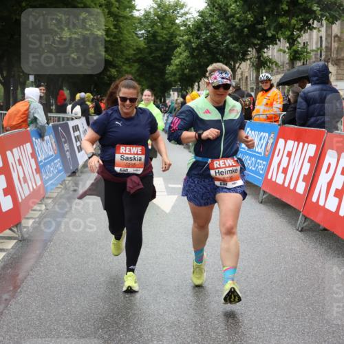 14.06.2026 - REWE Women's Run Strokosch-Dieckow http://msf.ph/oto/9763427 14.06.2026 11:12:01 Ziel 5080, 5081, 5082, 5148, 5265, 5362, 5663, 5730 meine-sportfotos.de
