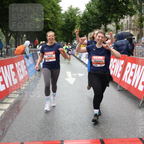 14.06.2026 - REWE Women's Run Strokosch-Dieckow http://msf.ph/oto/9763548 14.06.2026 11:11:55 Ziel 5080, 5081, 5082, 5148, 5663 meine-sportfotos.de