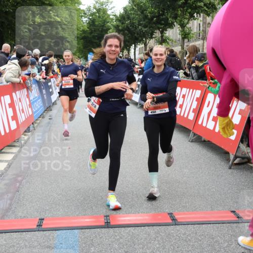 14.06.2026 - REWE Women's Run Strokosch-Dieckow http://msf.ph/oto/9763687 14.06.2026 10:57:36 Ziel 5202, 5228, 5255, 5381, 5499, 5712, 5778, 5806, 5924 meine-sportfotos.de