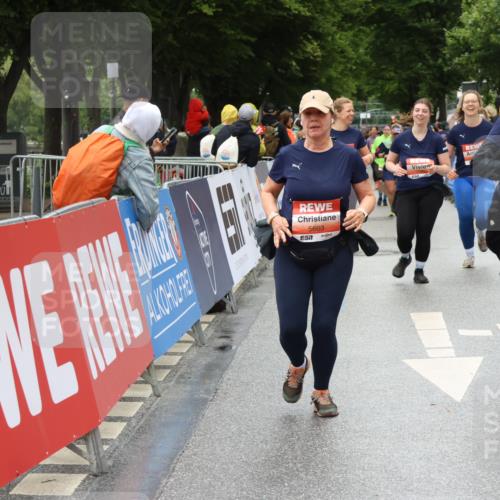 14.06.2026 - REWE Women's Run Strokosch-Dieckow http://msf.ph/oto/9763713 14.06.2026 11:11:51 Ziel 5148, 5162, 5663 meine-sportfotos.de