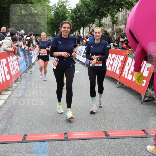 14.06.2026 - REWE Women's Run Strokosch-Dieckow http://msf.ph/oto/9763742 14.06.2026 10:57:36 Ziel 5202, 5228, 5255, 5381, 5499, 5712, 5778, 5806, 5924 meine-sportfotos.de