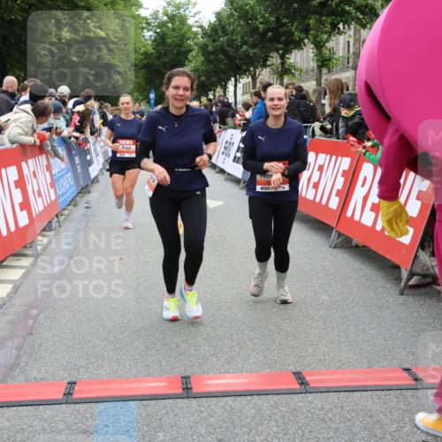 14.06.2026 - REWE Women's Run Strokosch-Dieckow http://msf.ph/oto/9763761 14.06.2026 10:57:36 Ziel 5202, 5228, 5255, 5381, 5499, 5712, 5778, 5806, 5924 meine-sportfotos.de