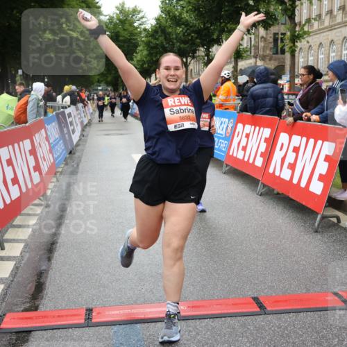 14.06.2026 - REWE Women's Run Strokosch-Dieckow http://msf.ph/oto/9763872 14.06.2026 11:11:42 Ziel 5040, 5042, 5043, 5162, 5632 meine-sportfotos.de