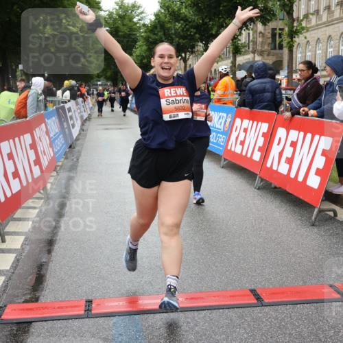 14.06.2026 - REWE Women's Run Strokosch-Dieckow http://msf.ph/oto/9763883 14.06.2026 11:11:42 Ziel 5040, 5042, 5043, 5162, 5632 meine-sportfotos.de