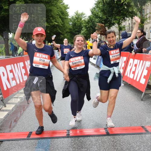 14.06.2026 - REWE Women's Run Strokosch-Dieckow http://msf.ph/oto/9763927 14.06.2026 11:11:39 Ziel 5040, 5042, 5043, 5162, 5165, 5267, 5323, 5342, 5632, 5708, 5717, 6022, 6068 meine-sportfotos.de