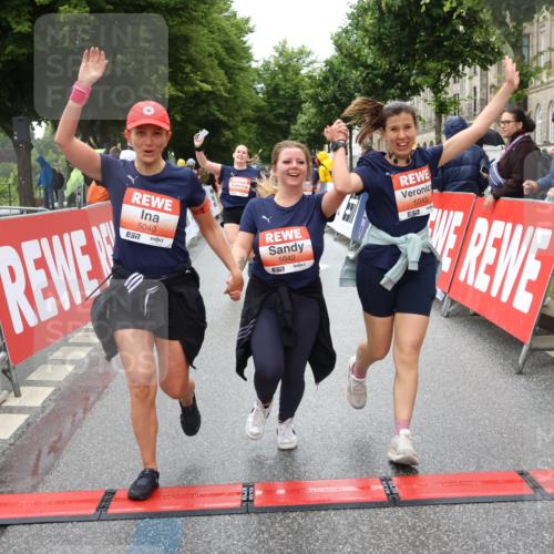 14.06.2026 - REWE Women's Run Strokosch-Dieckow http://msf.ph/oto/9763943 14.06.2026 11:11:39 Ziel 5040, 5042, 5043, 5162, 5165, 5267, 5323, 5342, 5632, 5708, 5717, 6022, 6068 meine-sportfotos.de