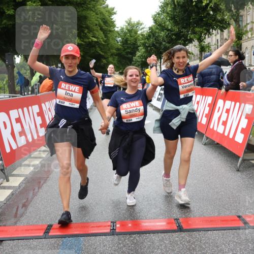 14.06.2026 - REWE Women's Run Strokosch-Dieckow http://msf.ph/oto/9763961 14.06.2026 11:11:39 Ziel 5040, 5042, 5043, 5162, 5165, 5267, 5323, 5342, 5632, 5708, 5717, 6022, 6068 meine-sportfotos.de