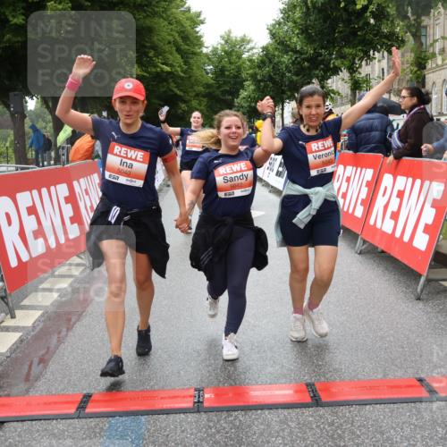 14.06.2026 - REWE Women's Run Strokosch-Dieckow http://msf.ph/oto/9763978 14.06.2026 11:11:39 Ziel 5040, 5042, 5043, 5162, 5165, 5267, 5323, 5342, 5632, 5708, 5717, 6022, 6068 meine-sportfotos.de