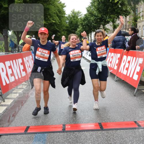 14.06.2026 - REWE Women's Run Strokosch-Dieckow http://msf.ph/oto/9763994 14.06.2026 11:11:39 Ziel 5040, 5042, 5043, 5162, 5165, 5267, 5323, 5342, 5632, 5708, 5717, 6022, 6068 meine-sportfotos.de