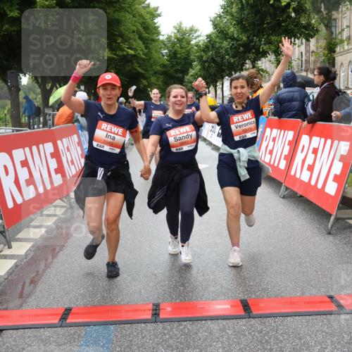 14.06.2026 - REWE Women's Run Strokosch-Dieckow http://msf.ph/oto/9764011 14.06.2026 11:11:39 Ziel 5040, 5042, 5043, 5162, 5165, 5267, 5323, 5342, 5632, 5708, 5717, 6022, 6068 meine-sportfotos.de
