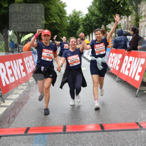 14.06.2026 - REWE Women's Run Strokosch-Dieckow http://msf.ph/oto/9764026 14.06.2026 11:11:39 Ziel 5040, 5042, 5043, 5162, 5165, 5267, 5323, 5342, 5632, 5708, 5717, 6022, 6068 meine-sportfotos.de